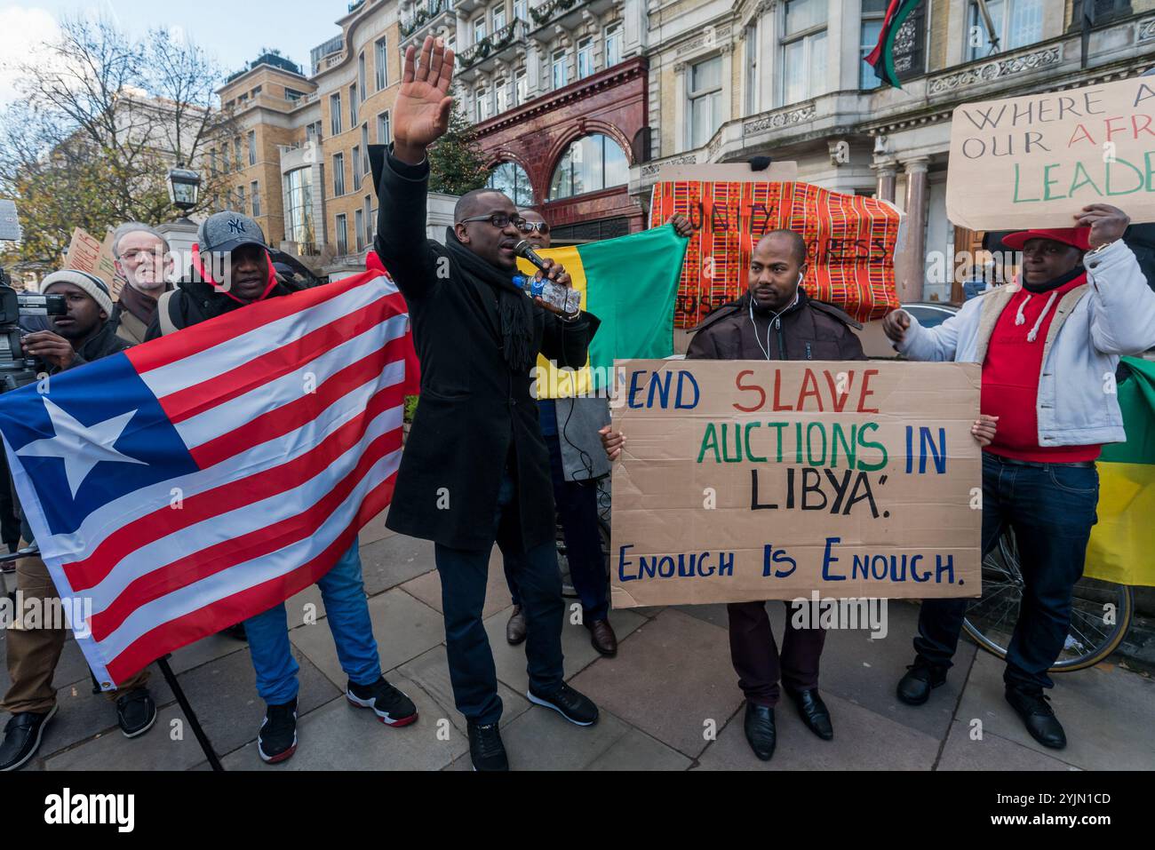 London, Großbritannien. November 2017. Glenroy Watson vom Global African Congress und RMT spricht bei dem Protest vor der libyschen Botschaft, der die libysche Regierung auffordert, den Sklavenverkauf von Afrikanern dort zu beenden. Der Protest folgt Berichten und Videos seit April dieses Jahres, die die schrecklichen Auktionen zeigen, die dort stattfinden, wo Schwarzafrikaner als Sklaven verkauft werden. Die von den EU-Behörden, die mit Libyen zusammenarbeiten, gegen die Migration über das Mittelmeer vorgegangen und Migrantenboote abgefangen und nach Libyen zurückgezogen werden, hat zu einem unmenschlichen Zustand mit Around geführt Stockfoto