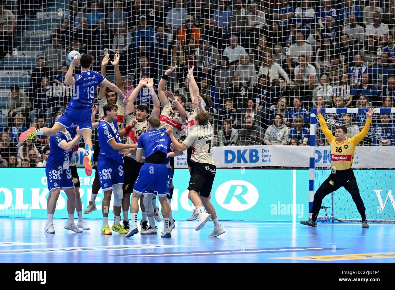 Gummersbach, Deutschland. November 2024. Giorgi Tskhovrebadze (VfL Gummersbach, #19) uebersoringt die Abwehrkette des Bergischen HC GER, VfL Gummersbach vs. Bergischer HC, Handball, DHB-Pokal, Achtelfinale, Spielzeit 2024-2025, 14.11.2024 Foto: Eibner-Pressefoto/Jürgen Augst Credit: dpa/Alamy Live News Stockfoto