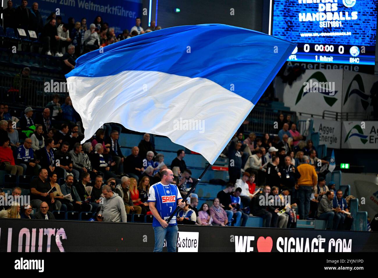 Gummersbach, Deutschland. November 2024. Blau-weiße Fahne des VfL Gummersbach wird vor der Begegnung geschenkt GER, VfL Gummersbach vs. Bergischer HC, Handball, DHB-Pokal, Achtelfinale, Spielzeit 2024-2025, 14.11.2024 Foto: Eibner-Pressefoto/Jürgen Augst Credit: dpa/Alamy Live News Stockfoto