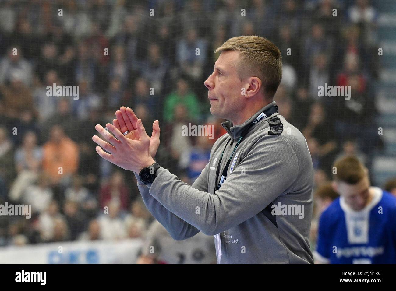 Gummersbach, Deutschland. November 2024. Gudjon Valur Sigurdsson (VfL Gummersbach, Trainer) applaudiert GER, VfL Gummersbach vs. Bergischer HC, Handball, DHB-Pokal, Achtelfinale, Spielzeit 2024-2025, 14.11.2024 Foto: Eibner-Pressefoto/Jürgen Augst Credit: dpa/Alamy Live News Stockfoto