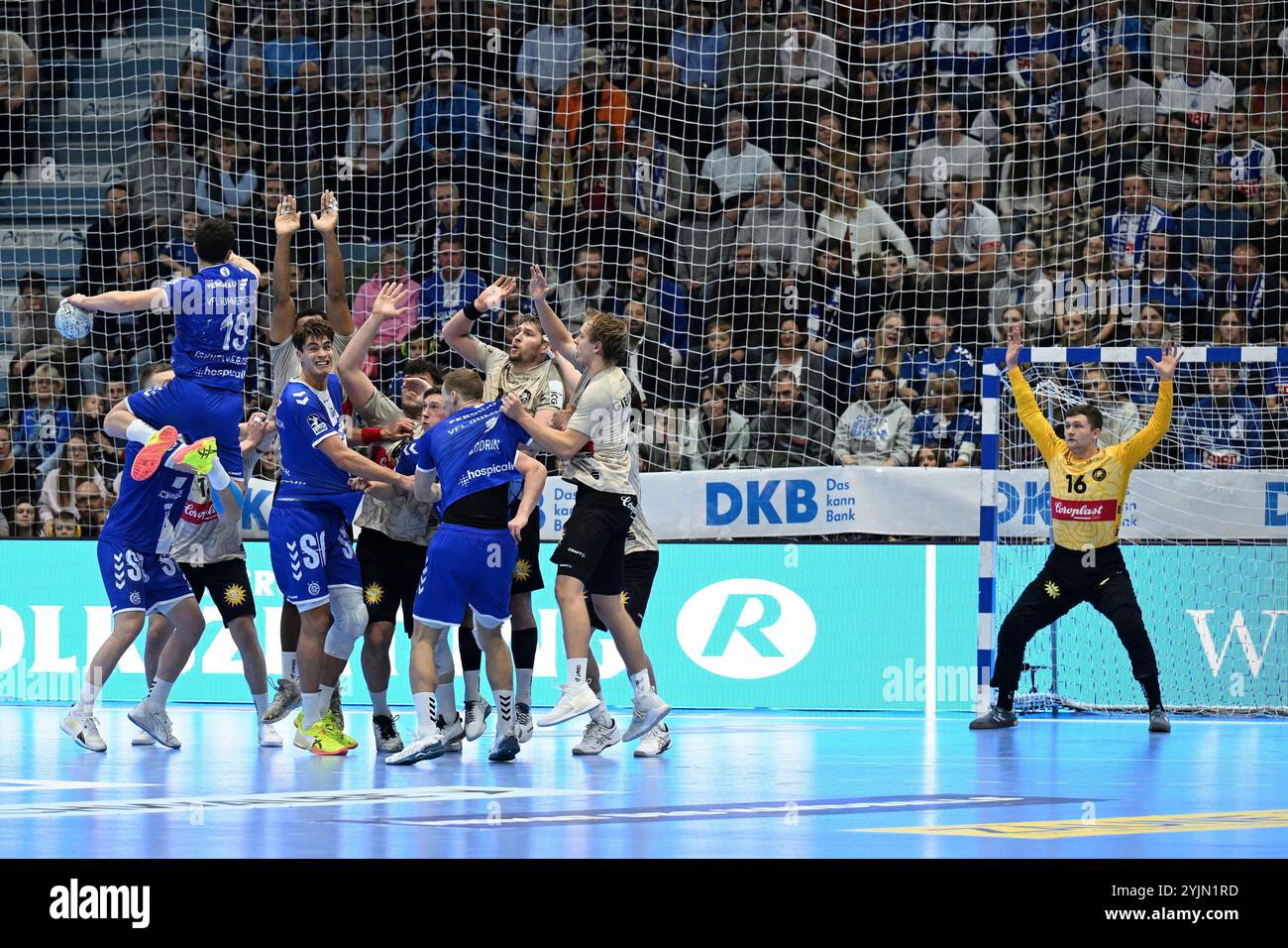 Gummersbach, Deutschland. November 2024. Giorgi Tskhovrebadze (VfL Gummersbach, #19) uebersoringt die Abwehrkette des Bergischen HC GER, VfL Gummersbach vs. Bergischer HC, Handball, DHB-Pokal, Achtelfinale, Spielzeit 2024-2025, 14.11.2024 Foto: Eibner-Pressefoto/Jürgen Augst Credit: dpa/Alamy Live News Stockfoto