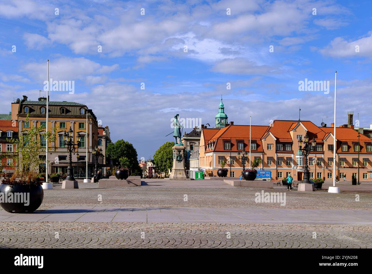 Malerischer Blick auf Stortorget, den Haupt- oder Marktplatz, im historischen Stadtzentrum von Karlskrona, Blekinge län, Schweden, nur für redaktionelle Zwecke. Stockfoto