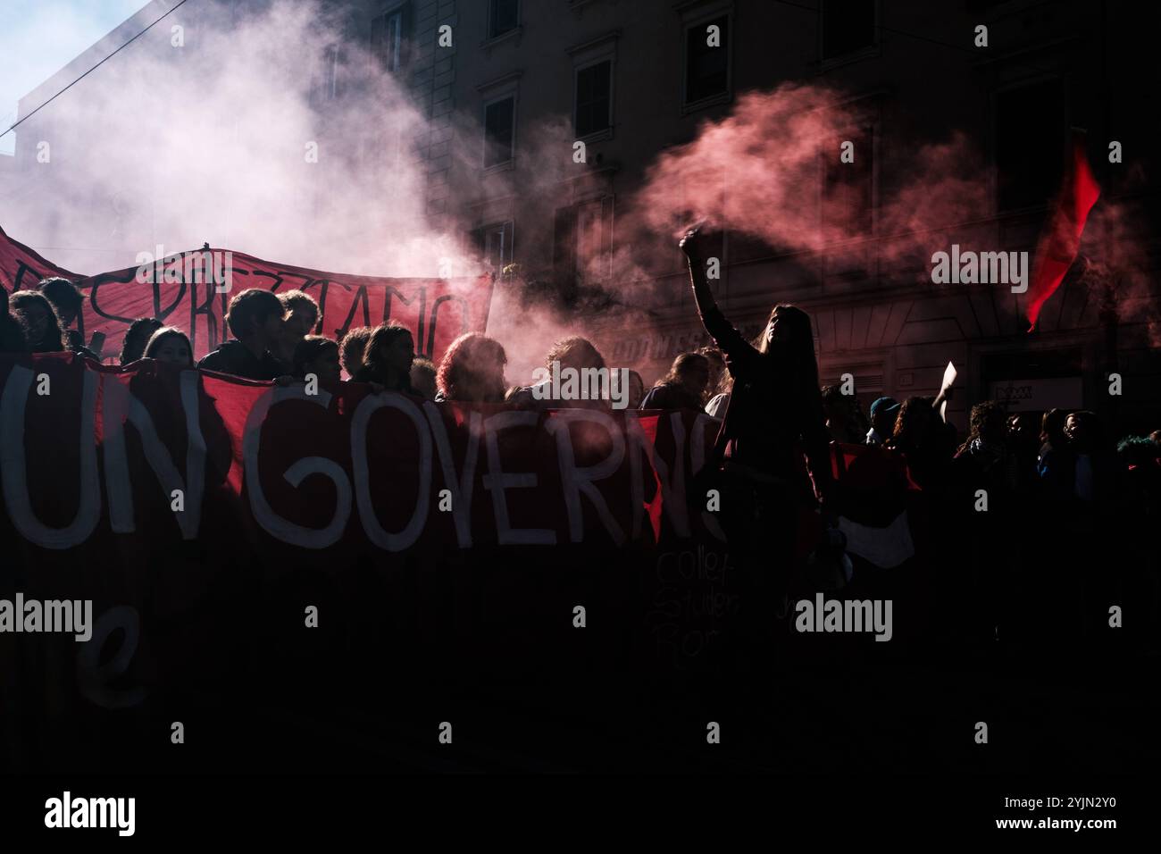 Rom, Studenten marschieren in einer Demonstration gegen die Regierung und bitten um ein Ende des Krieges in Palästina. Die Schüler kritisieren die Regierung für die Einführung des Gesetzes 1660 DDL 1660, für den Zustand der Schuleinrichtungen und für den Wechsel von Schule und Arbeit am 15. November 2014 in Rom. Copyright: XAndreaxCalandrax Stockfoto