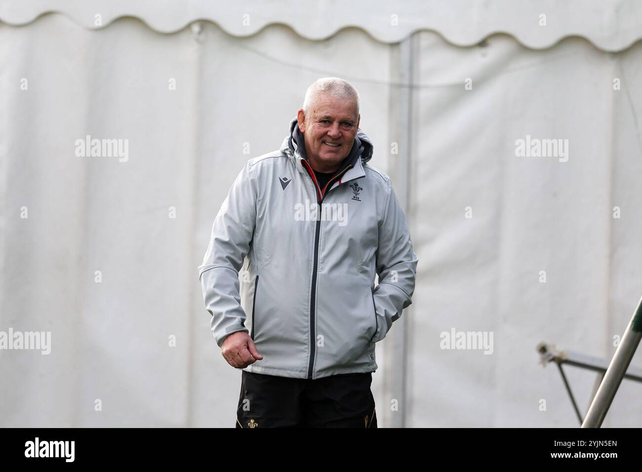 Cardiff, Großbritannien. November 2024. Warren Gatland, Cheftrainer des Wales Rugby Teams während des Wales Rugby Team Trainings, Hensol, Vale of Glamorgan am Freitag, den 15. November 2024. Das Team trainiert vor dem bevorstehenden internationalen Spiel im Herbst gegen Australien. bild von Andrew Orchard/Alamy Live News Stockfoto