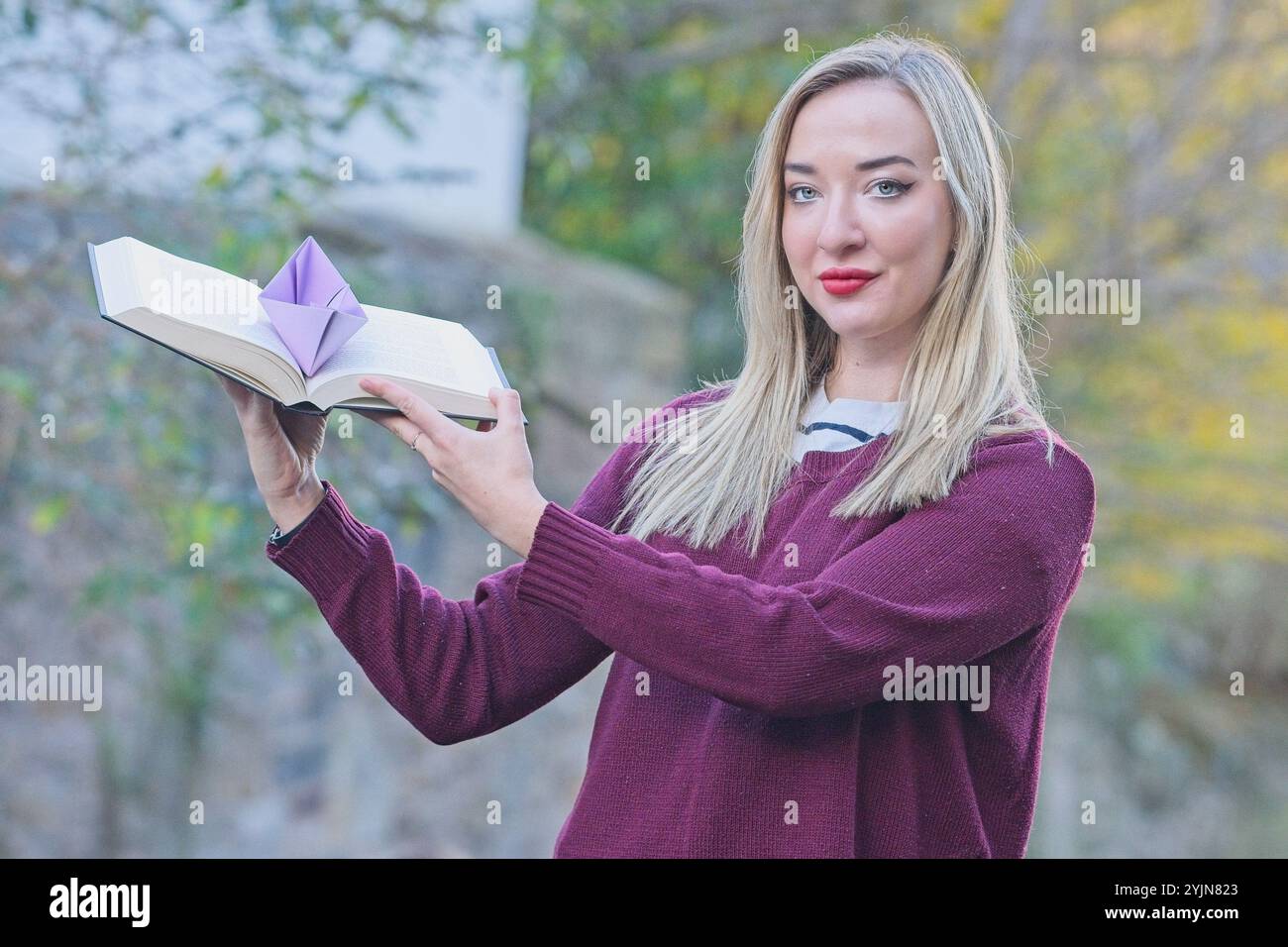 Edinburgh, Schottland. Donnerstag, November 2024. Die preisgekrönte Folk-Sängerin Iona Fyfe macht sich bereit, ÔPush The Boat OutÕ zu machen, während das Internationale Poetry Festival von EdinburghÕs vom 22. November bis 24. November eine Welle der Kreativität in die Hauptstadt bringt. Mit 50 Veranstaltungen, bei denen einige der hellsten Stars in Poesie, Musik und gesprochenem Wort zu sehen sind, wird Iona am Samstag, den 23. November, einen unvergesslichen Abend mit Poesie-verschmolzenen Songs in den Dovecot Studios in die Hauptrolle nehmen. Quelle: B D Anderson Stockfoto