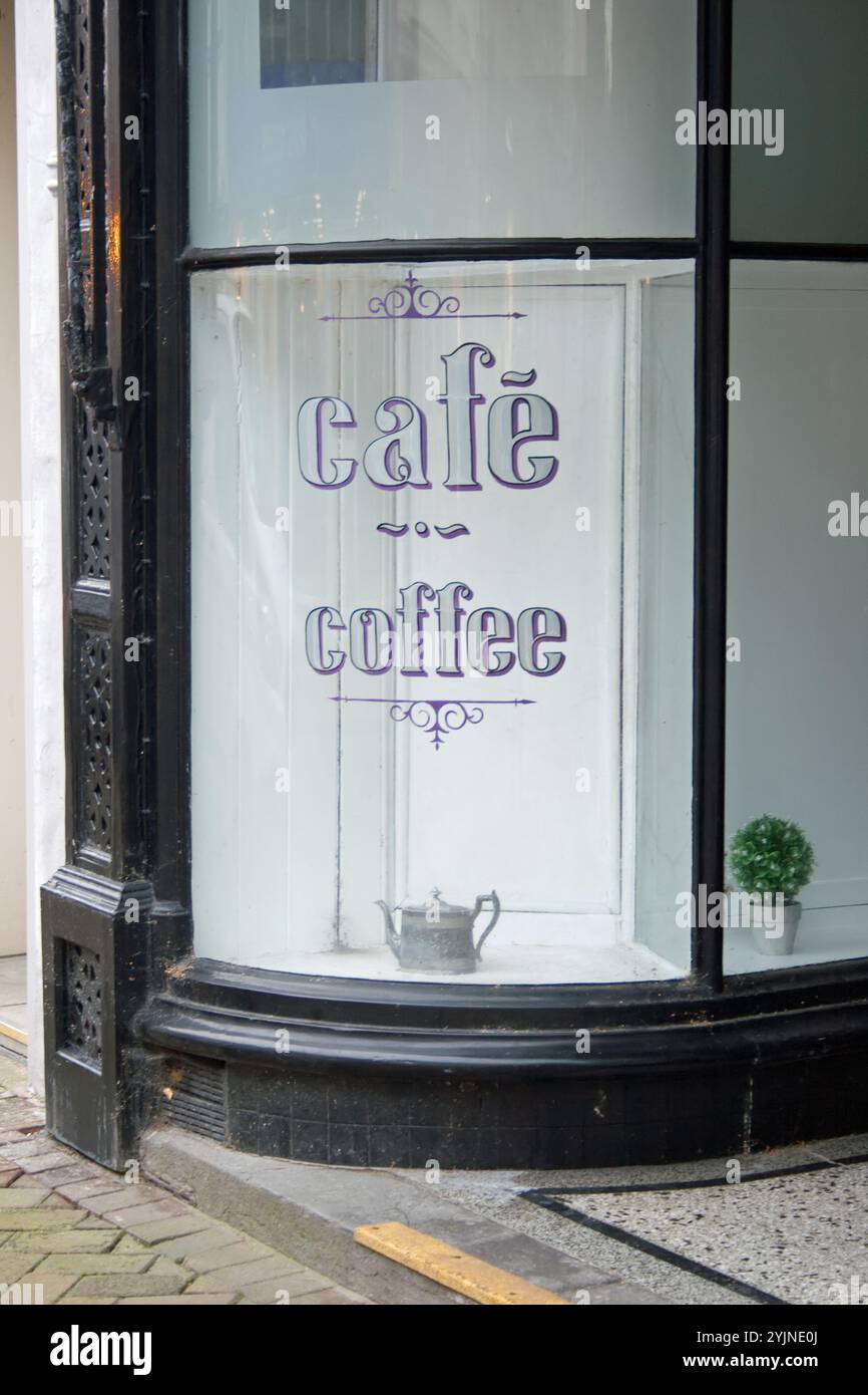 Die geschwungene Glasladenfront eines Cafés im Stadtzentrum von Weymouth, Dorset, Großbritannien. Stockfoto