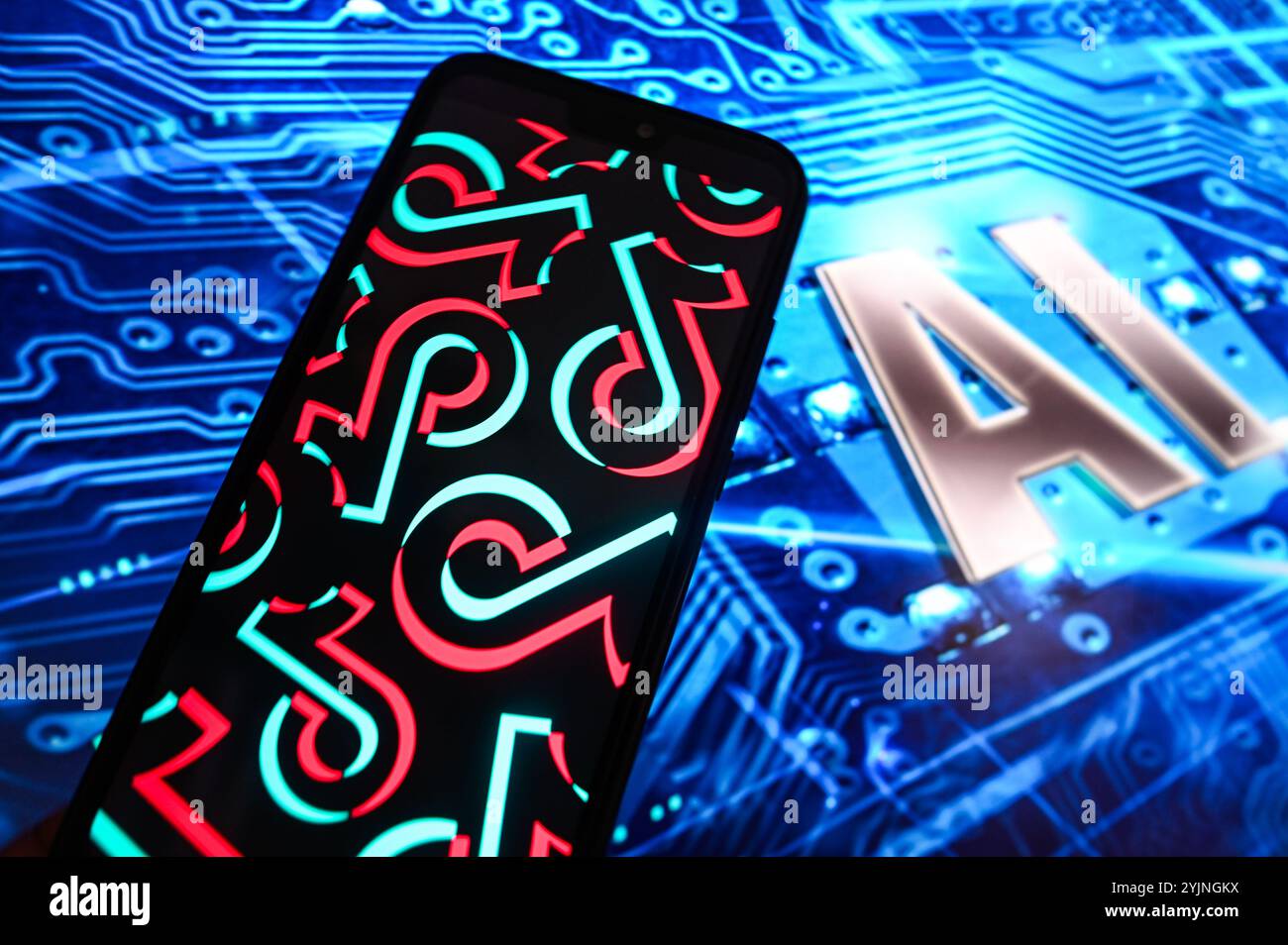In dieser Fotoabbildung wird auf einem Smartphone ein TikTok-Logo mit einem KI-Symbol im Hintergrund angezeigt. Stockfoto