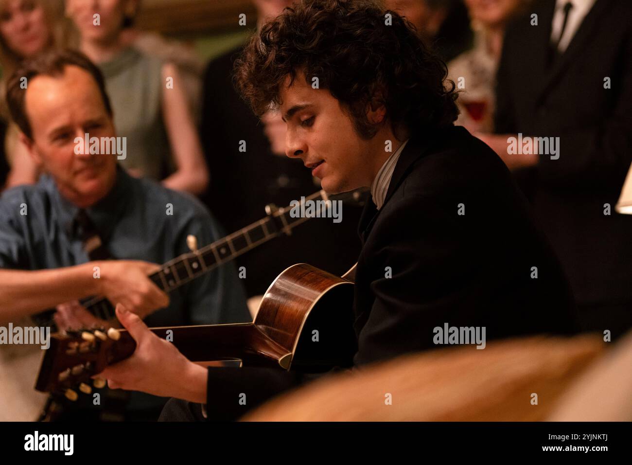 A Complete Unknown (2024) von James Mangold mit Edward Norton und Timothée Chalamet. Biopic über einen jungen Bob Dylan, der seinen Akt in der Folk-Szene aufrüttelt, indem er beim Newport Folk Festival 1965 elektrisiert. Werbefoto ***NUR REDAKTIONELLE VERWENDUNG***. Quelle: BFA / Macall Polay / Searchlight Pictures Stockfoto