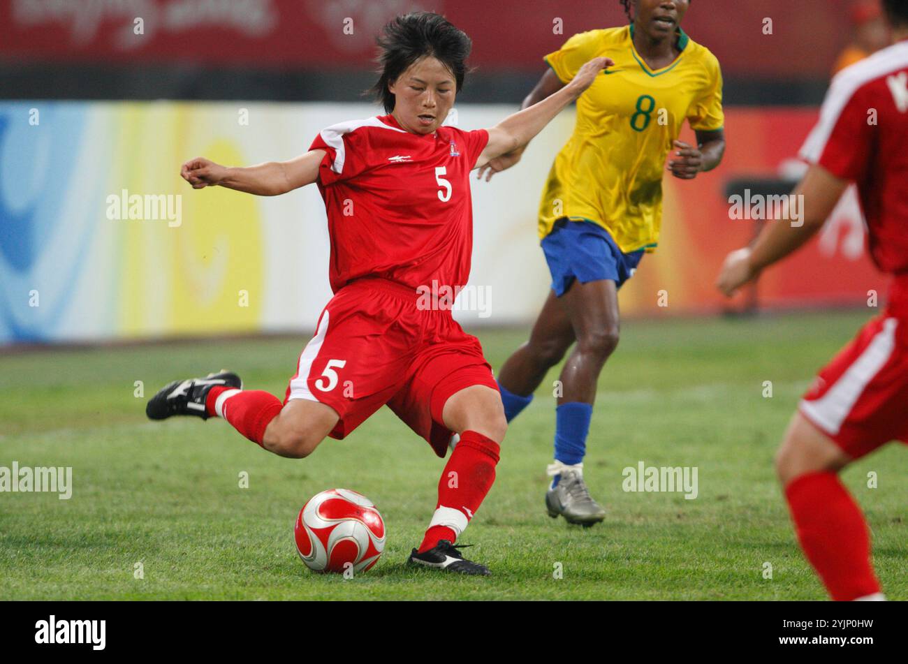 SHENYANG, CHINA – 10. AUGUST: Song jung Sun aus Nordkorea überquert den Ball gegen Brasilien während eines Spiels beim Pekinger Olympischen Fußballturnier der Frauen am 10. August 2008 im Shenyang Olympic Sports Center Stadium in Shenyang, China. Nur redaktionelle Verwendung. (Foto: Jonathan P. Larsen / Diadem Images) Stockfoto