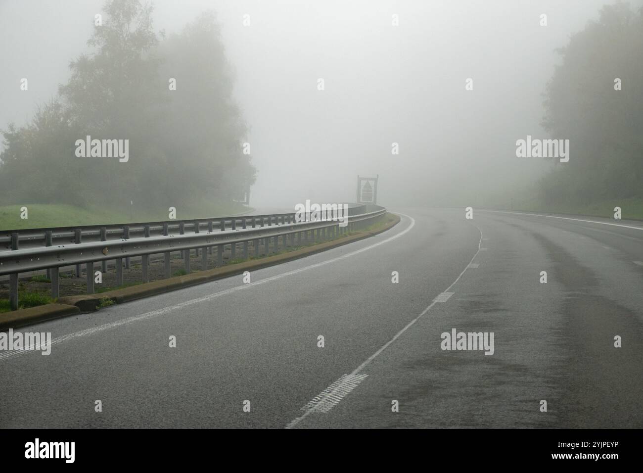 Auto fahren auf der Straße in Belgien, Nebel in den Ardennen, Naturpark, Wallonien Stockfoto