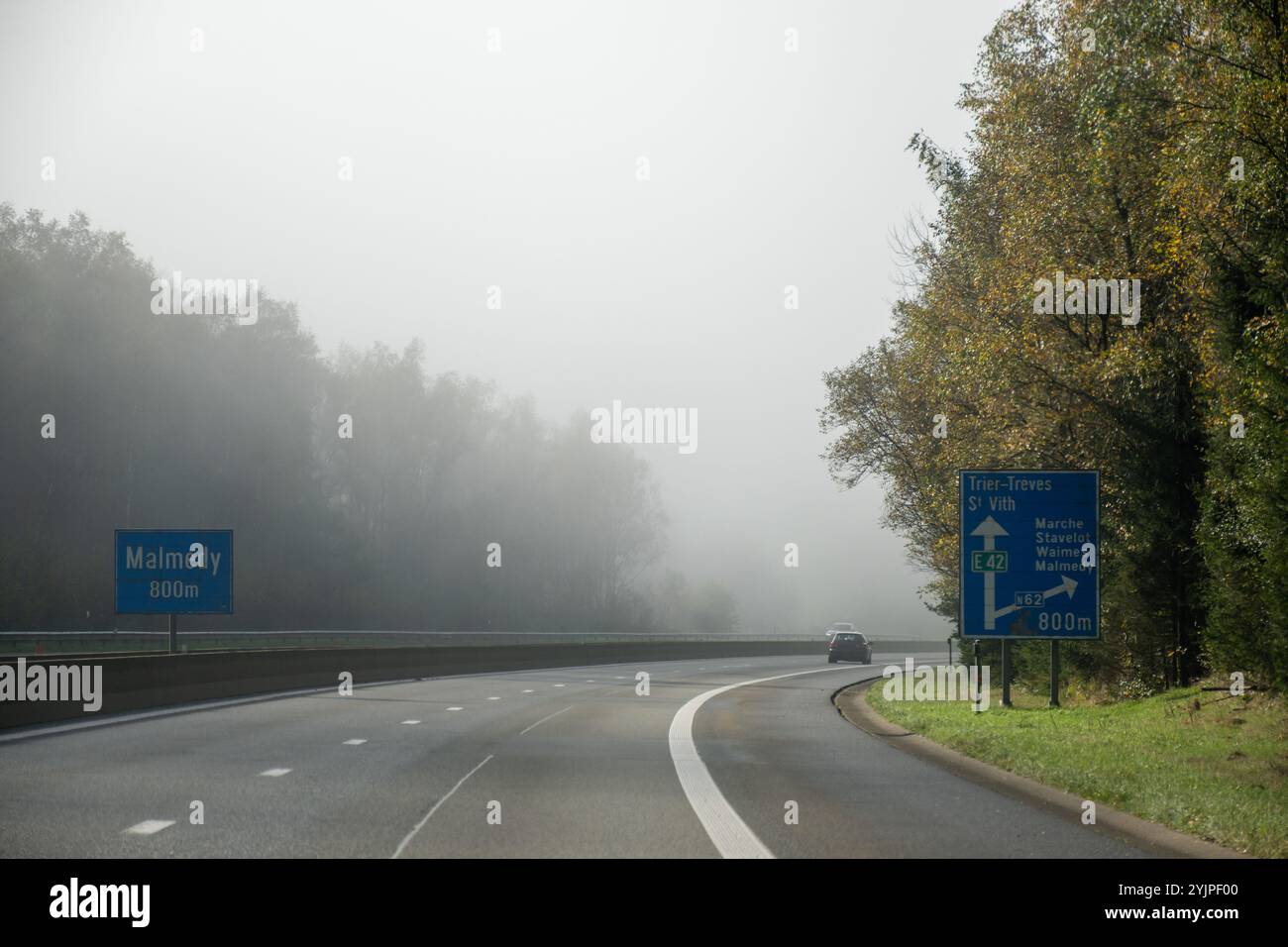 Auto fahren auf der Straße in Belgien, Nebel in den Ardennen, Naturpark, Wallonien Stockfoto