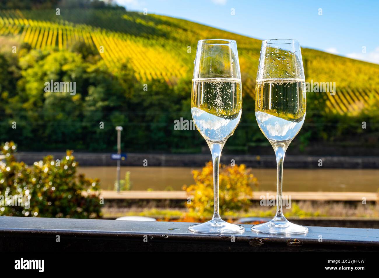 Verkostung von Weißwein, traditionelle Champagnermethode Herstellung von cremant in Höhlen im Moseltal in Luxemburg, Gläser Wein und VI Stockfoto