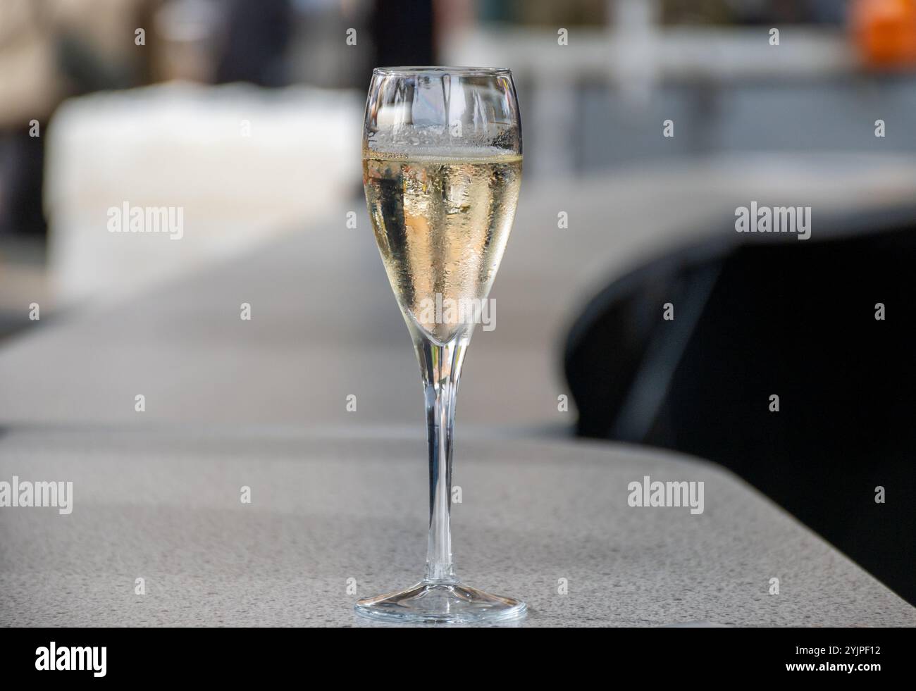 Verkostung von Weißwein, traditionelle Champagnermethode Herstellung von cremant in Höhlen im Moseltal in Luxemburg, Weintour und Besuch Stockfoto