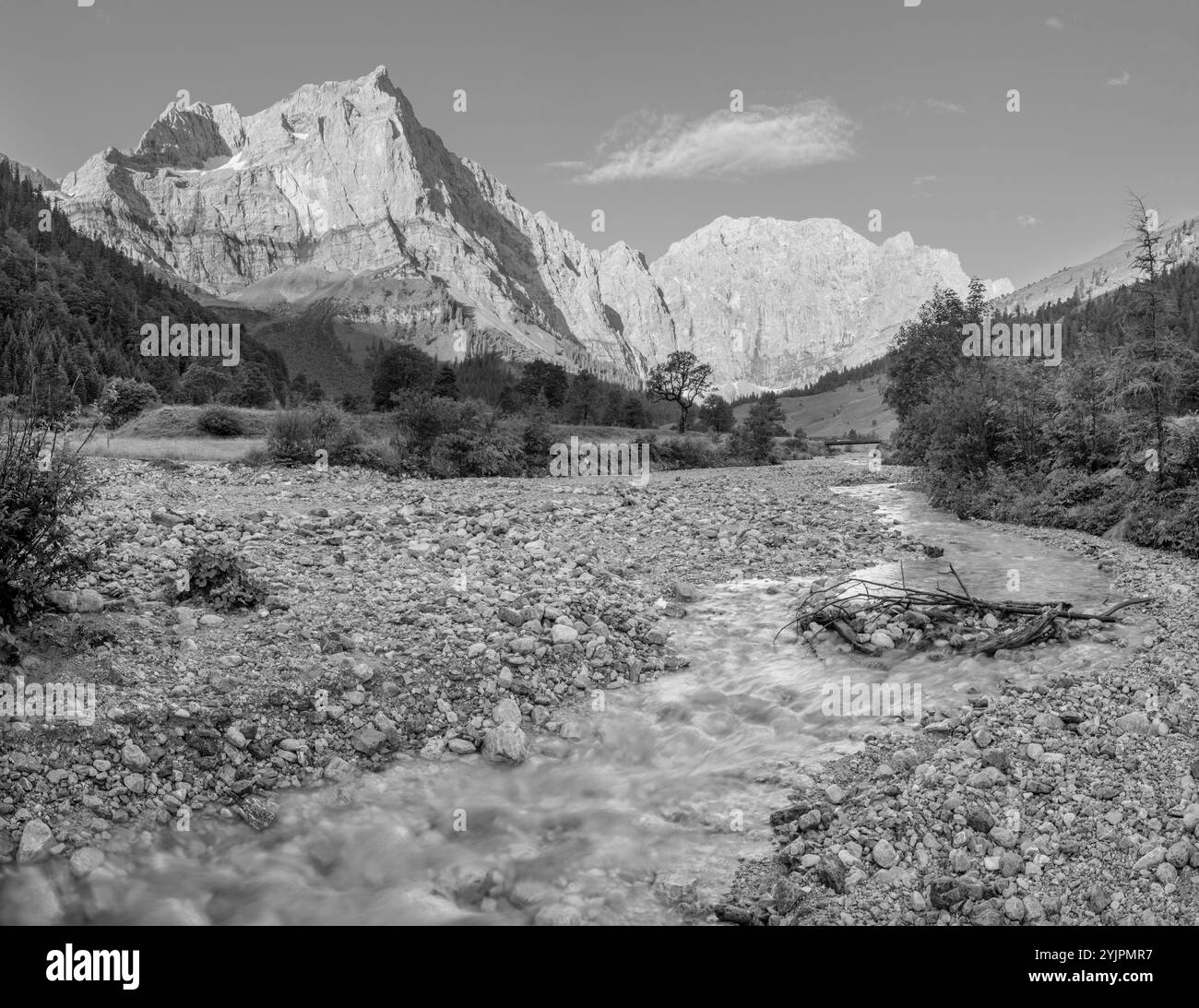 Die Nordwände des Karwendelgebirges - Wände der Spritzkar-spitze und Grubenkar-spitze von enger Tall - Grosser Ahornboden-Walley. Stockfoto