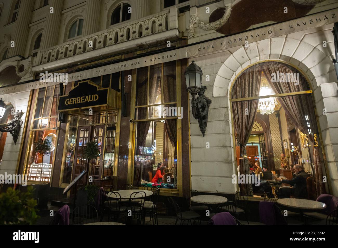 Cafe Gerbeaud, ein berühmtes traditionelles Kaffeehaus, das 1858 in der Innenstadt von Budapest eröffnet wurde. Stockfoto