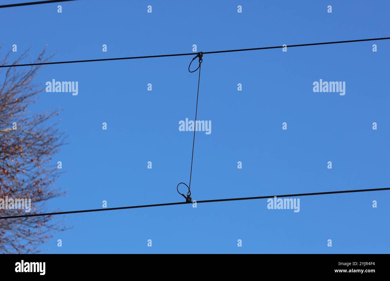 Hier der Blick auf eine Oberleitung, Fahrdraht, Fahrleitung mit Strom für Züge, Eisenbahn, Bahnstrom *** hier ist eine Ansicht einer Freileitung, Fahrleitung, Fahrleitung mit Strom für Züge, Eisenbahn, Fahrstrom Stockfoto