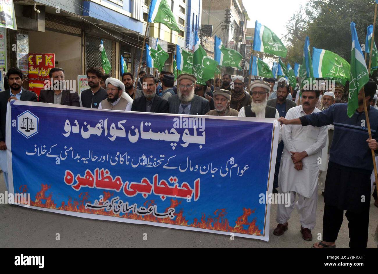 Aktivisten von Jamat-e-Islami (JI) halten am Freitag, den 15. November 2024, im Presseclub Quetta Protestdemonstrationen für die Forderung nach Frieden in Belutschistan ab. Stockfoto