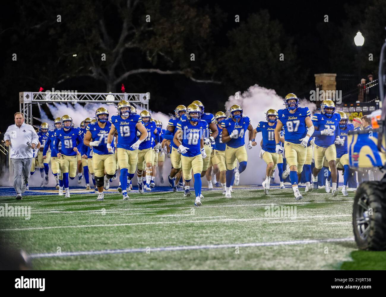 14. November 2024: Das Tulsa Golden Hurricane Team erobert das Feld während des Vorspiels des NCAA Football zwischen der East Carolina University und der University of Tulsa im H.A. Chapman Stadium in Tulsa, OK. Ron Lane/CSM Stockfoto