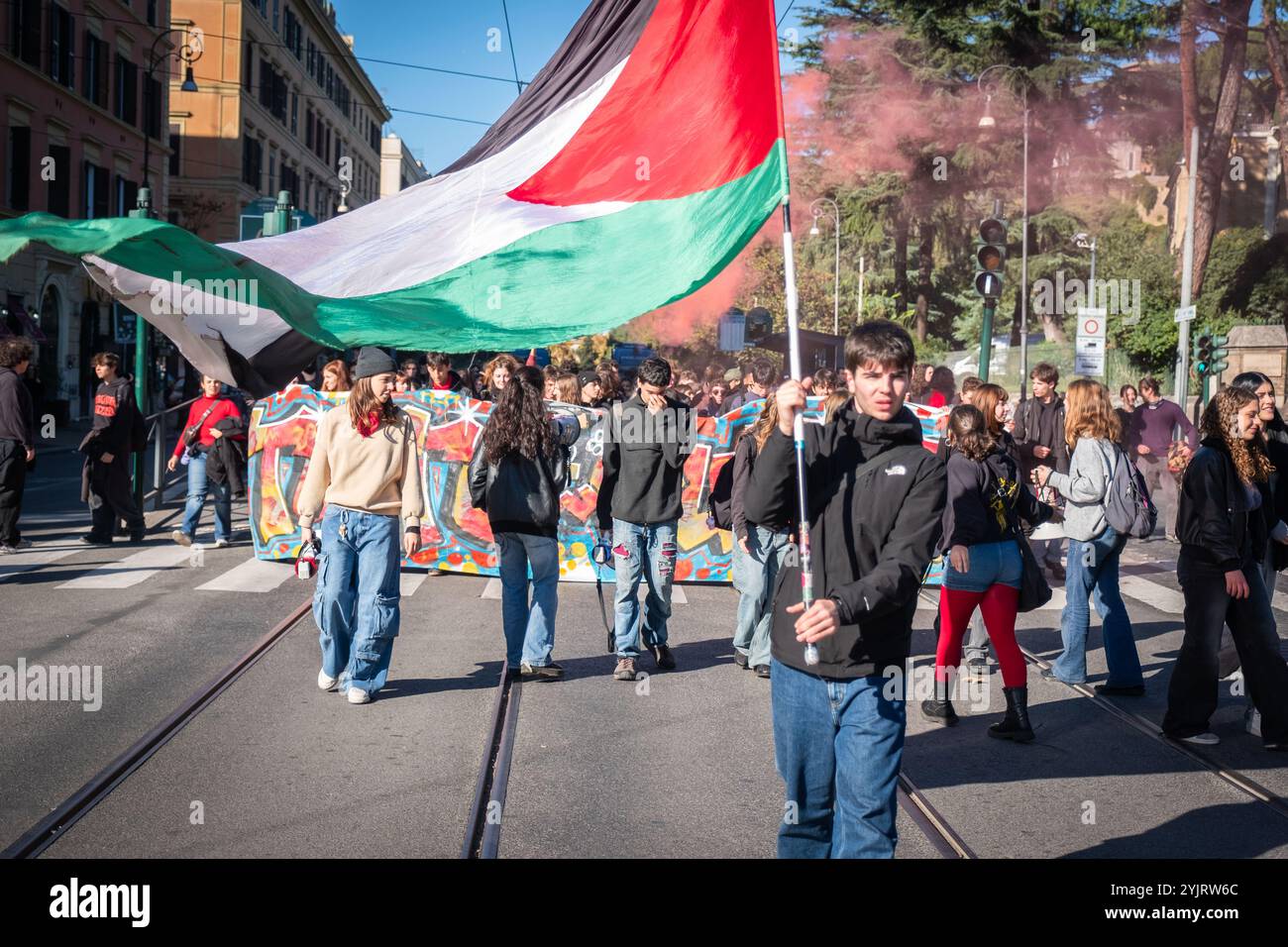 Rom, Rm, Italien. November 2024. Tausende von Studenten nehmen an dem Anti-Regierungs-marsch Teil, um gegen die Kürzungen im Bildungsbereich, den Waffenverkauf an Israel und die DDL1660 (Credit Image: © Marco Di Gianvito/ZUMA Press Wire) NUR REDAKTIONELLE VERWENDUNG zu protestieren! Nicht für kommerzielle ZWECKE! Stockfoto