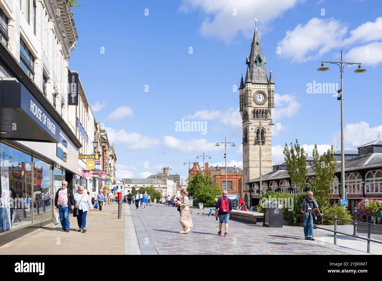 Darlington UK - High Row Darlington Market Hall und Darlington Clock Tower Stadtzentrum Darlington County Durham Tees Valley England Großbritannien GB Europa Stockfoto