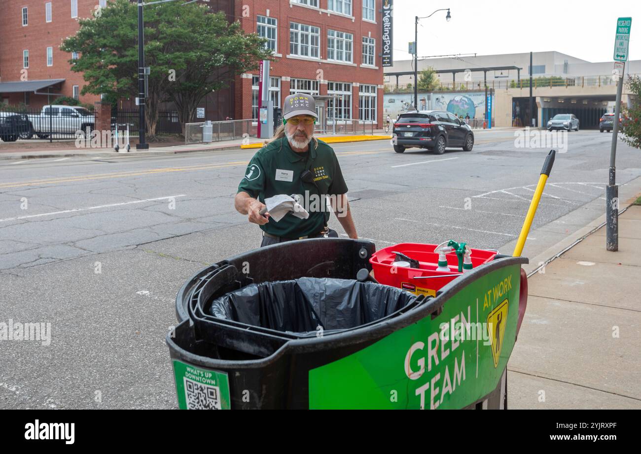 Oklahoma City, Oklahoma - Ein Mitarbeiter des Green Teams holt Müll in Bricktown, einem beliebten Touristenviertel, ab. Das grüne Team wird von der DO finanziert Stockfoto