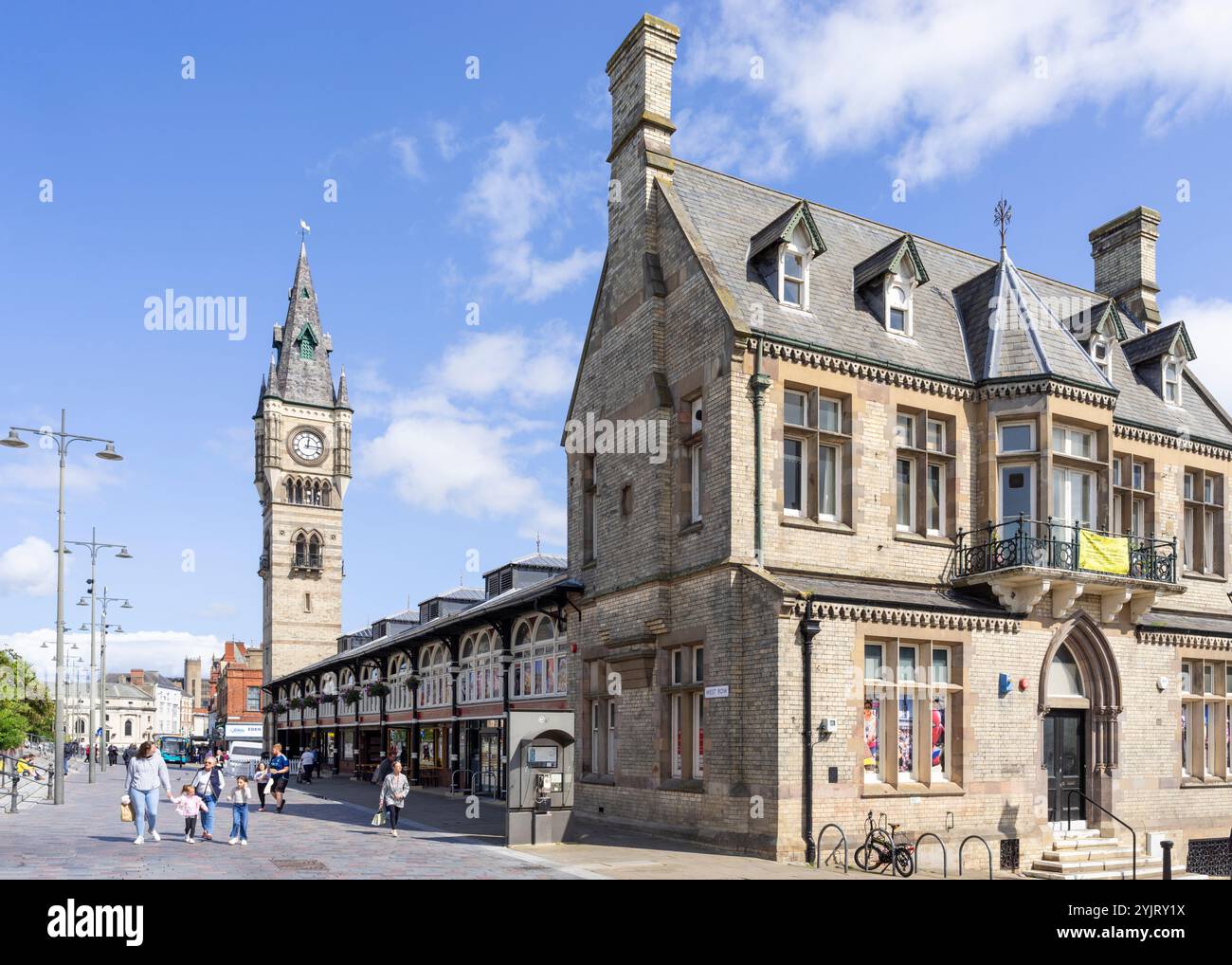 Darlington UK - Darlington Market Hall und Darlington Clock Tower High Row Stadtzentrum Darlington County Durham Tees Valley England Großbritannien GB Europa Stockfoto