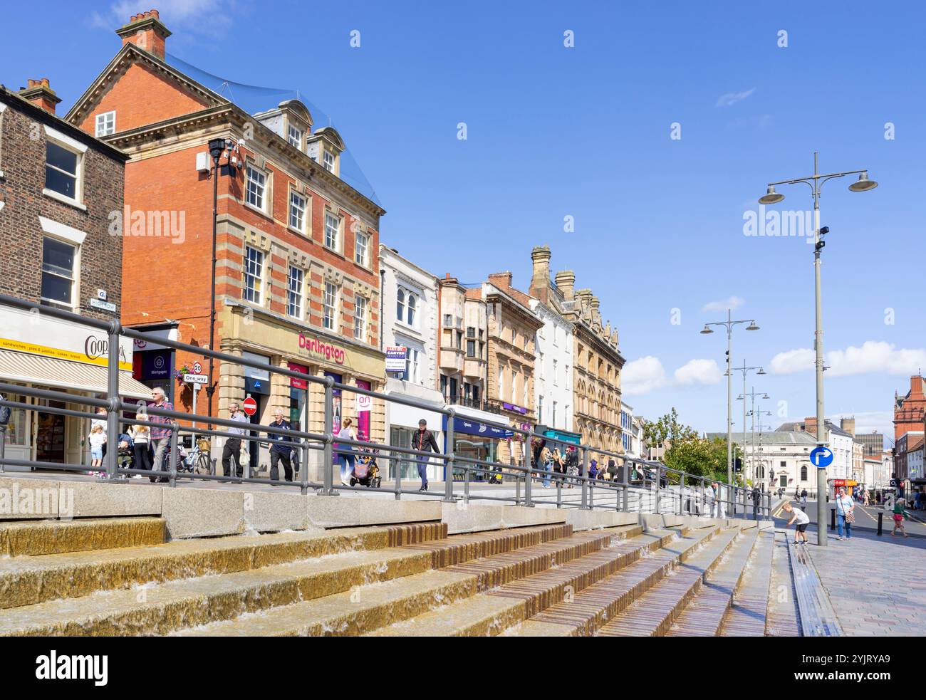 Darlington UK - High Row Einkaufsstraße und Brunnen im Stadtzentrum von Darlington Darlington County Durham Tees Valley England Großbritannien GB Europa Stockfoto