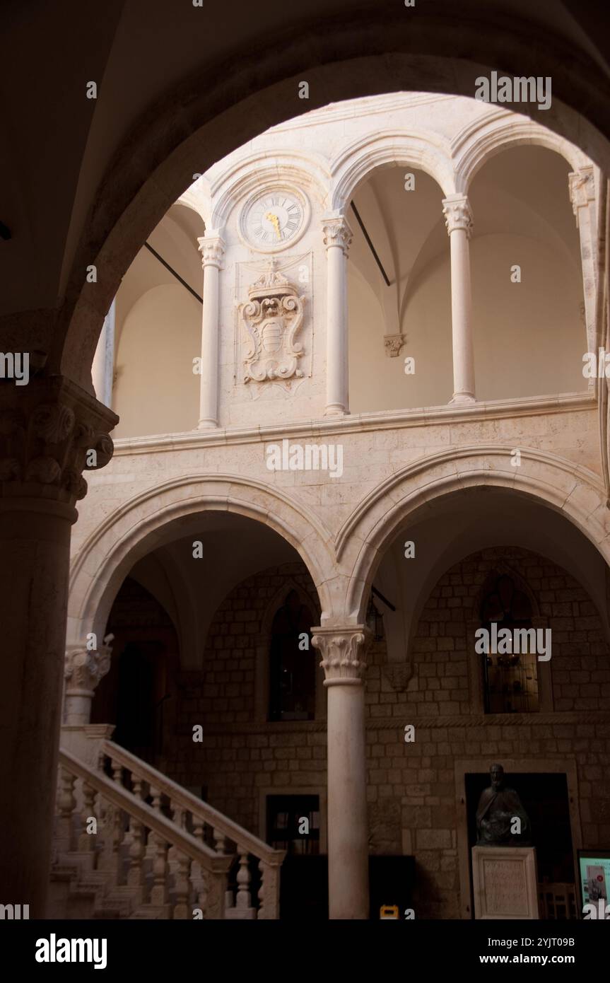 Rektorenpalast (Innenhof), Altstadt, Dubrovnik, Dalmatien; Kroatien; Europa - heute das kulturgeschichtliche Museum Stockfoto
