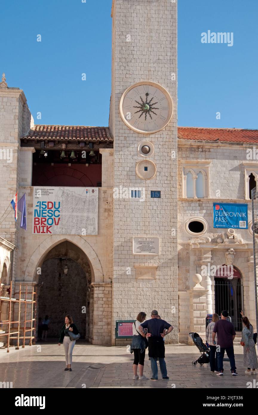 Glockenturm, Altstadt, Dubrovnik, Dalmatien; Kroatien; Europa - Touristen bewundern den Glockenturm. Stockfoto