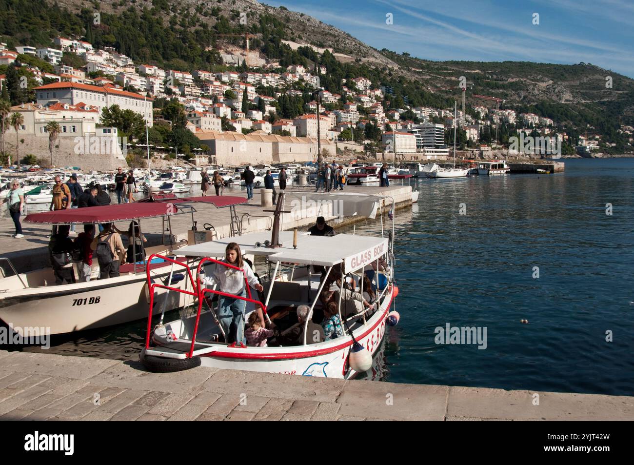 Marina mit kleinen Booten und umliegenden Hügeln, Altstadt, Dubrovnik, Kroatien, Dalmatien; Europa; Buliidng und Häuser auf den Hügeln. Leute in einigen der Stockfoto