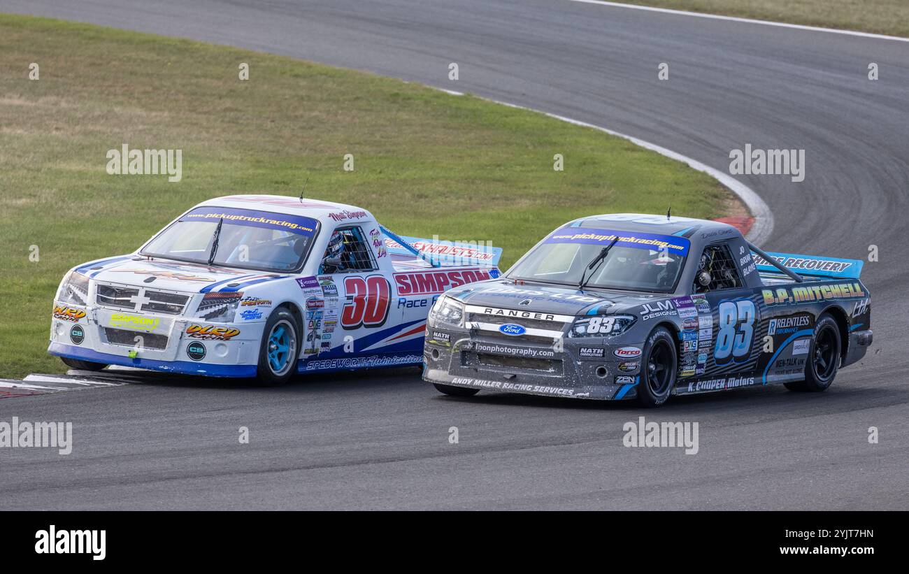 Matthew Simpson (L) und Dale Gent kämpfen 2024 bei der British Pick-up Truck Racing Championship in Snetterton, Norfolk, UK Stockfoto