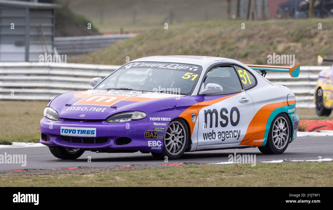 Paul Lawrie im OT Publishing Hyundai Coupe Cup 2024 mit Toyo Tyres Rennen in Snetterton, Norfolk, UK. Stockfoto