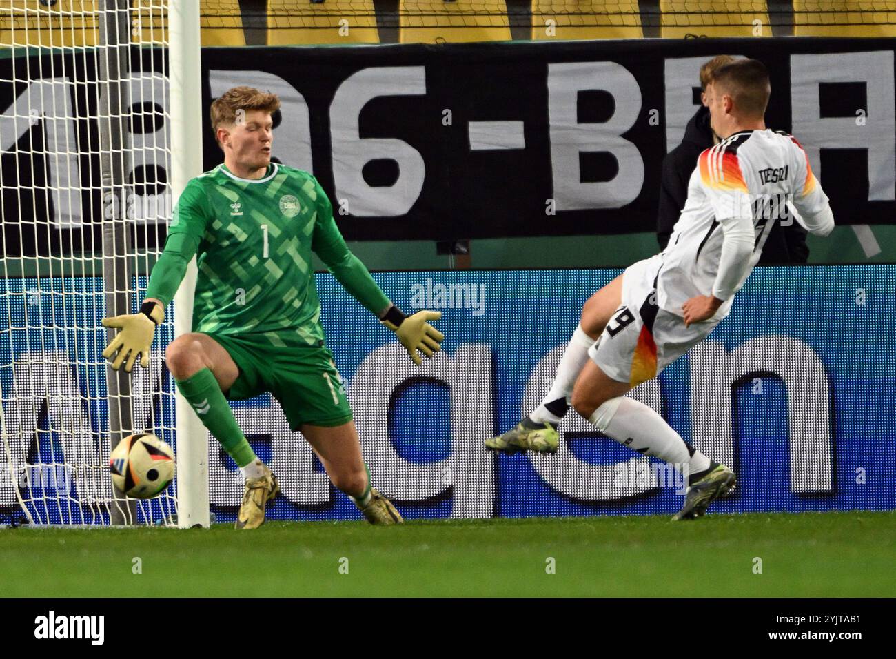 Aachen, Deutschland. November 2024. Fußball, U21 Männer: Internationales Spiel, Deutschland - Dänemark, Tivoli, der Deutsche Nicolo Tresoldi (r) und der dänische Torwart Andreas Jungdal kämpfen um den Ball. Quelle: Federico Gambarini/dpa/Alamy Live News Stockfoto