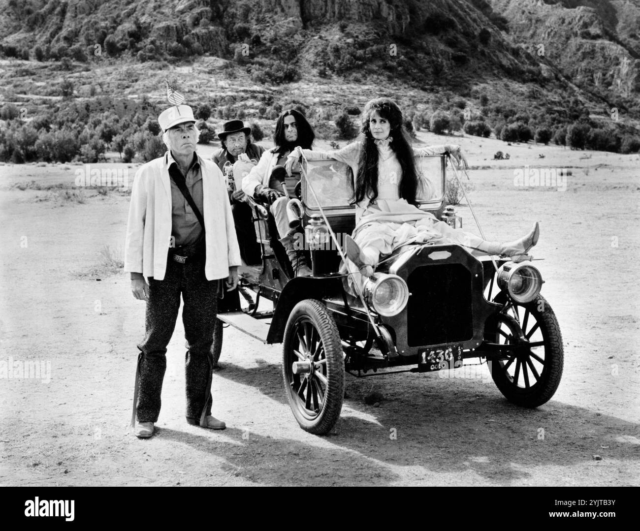 Lee Marvin, Strother Martin, Oliver Reed, Elizabeth Ashley, am Set des Westernfilms „The Great Scout and Cathouse Thursday“, United Artists, 1976 Stockfoto