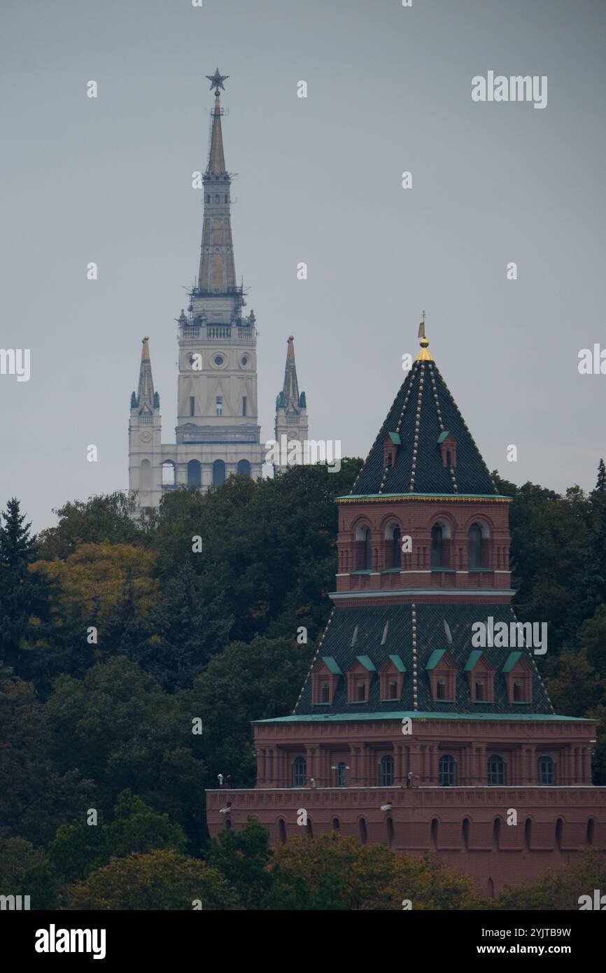 Turm des Moskauer Kreml und Kudrinskaja Platz Gebäude Stockfoto