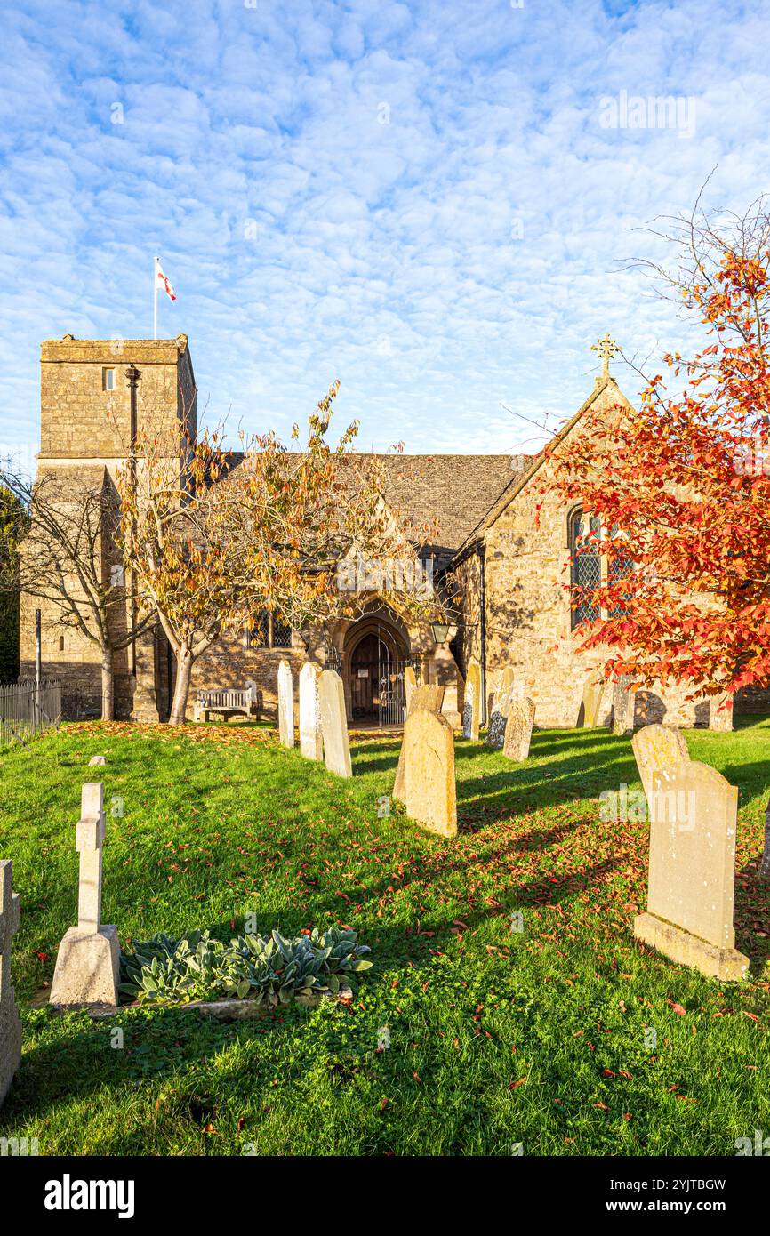 Die Kirche St. Mary aus dem 15. Jahrhundert im Cotswold-Dorf Icomb, Gloucestershire, England Großbritannien Stockfoto