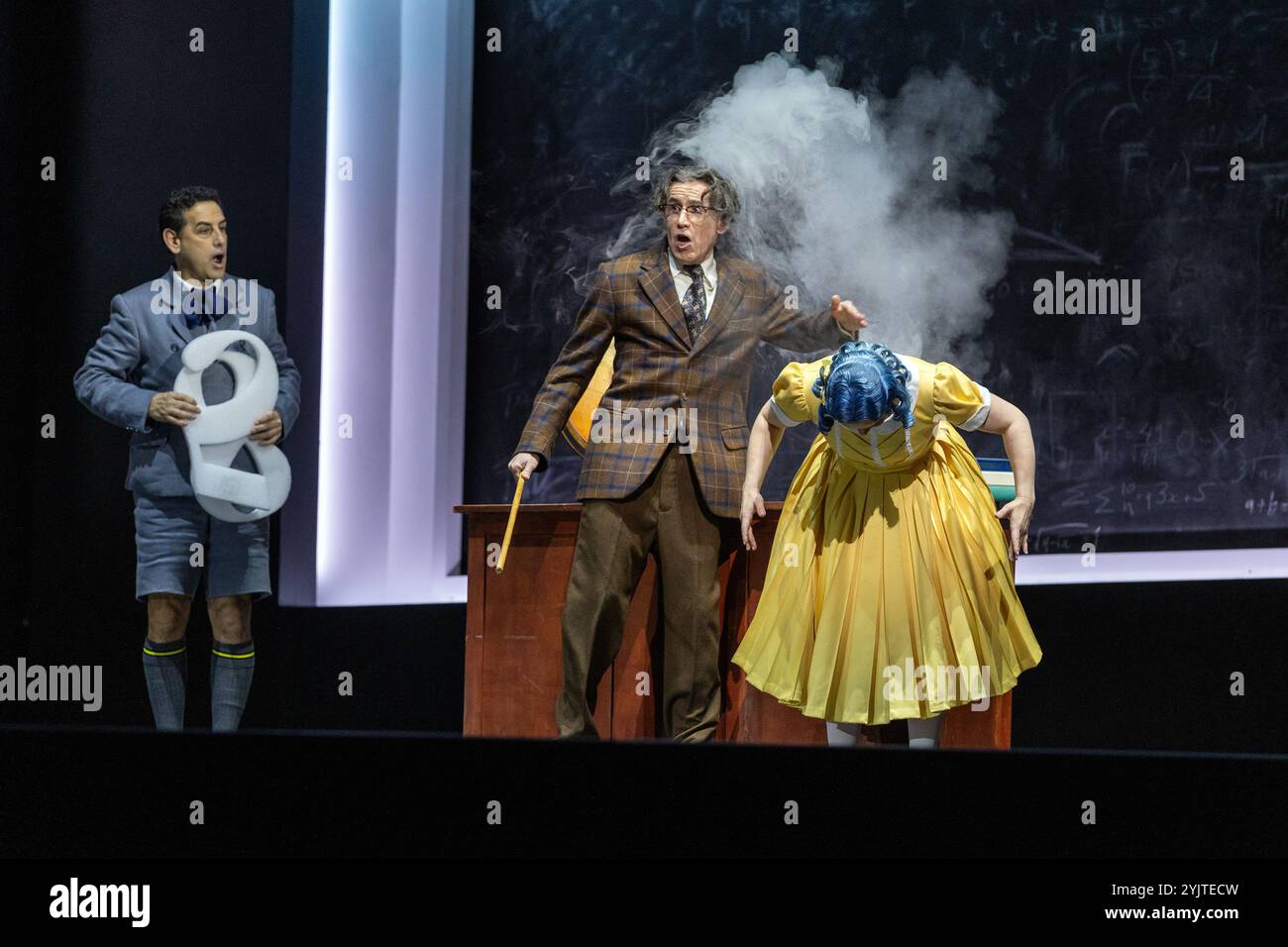 l-r: Juan Diego Florez (Hoffmann), Vincent Ordonneau (Spalanzani) in DEN GESCHICHTEN VON HOFFMANN an der Royal Opera, Covent Garden, London WC2 07/11/2024 Stockfoto