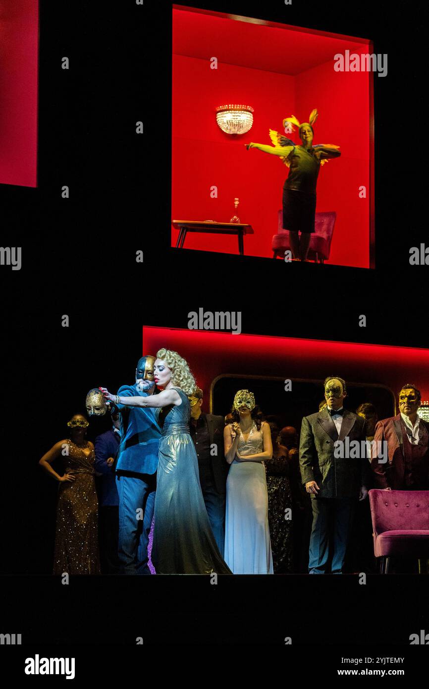 Alex Esposito (Dapertutto), Marina Costa-Jackson (Giulietta), Julie Boulianne (Nicklausse) in DEN GESCHICHTEN HOFFMANNS an der Royal Opera, London 11/2024 Stockfoto