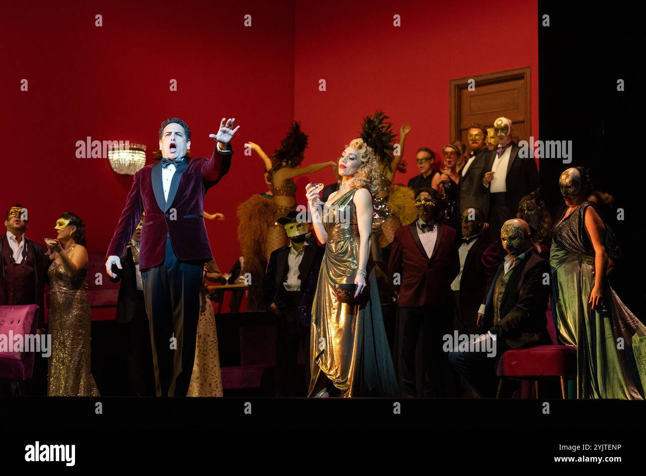 Juan Diego Florez (Hoffmann), Marina Costa-Jackson (Giulietta) in DEN GESCHICHTEN VON HOFFMANN an der Royal Opera, Covent Garden, London WC2 07/11/2024 Stockfoto