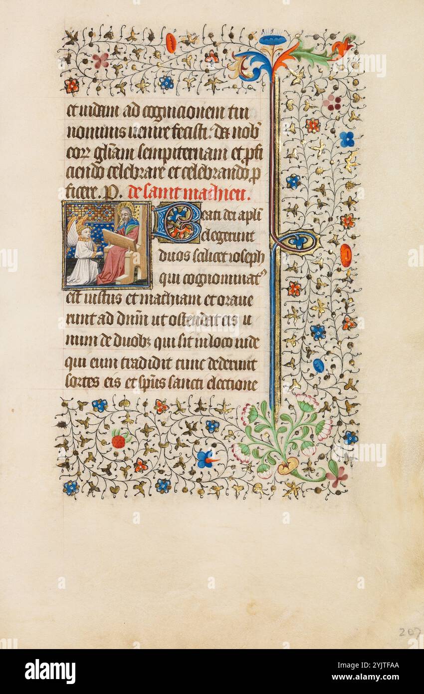 Matthäus sitzt; Buch der Stunden, ca. 1440-1450. Ein Engel hält Matthäus Tintenfass, während er sein Evangelium schreibt. Stockfoto