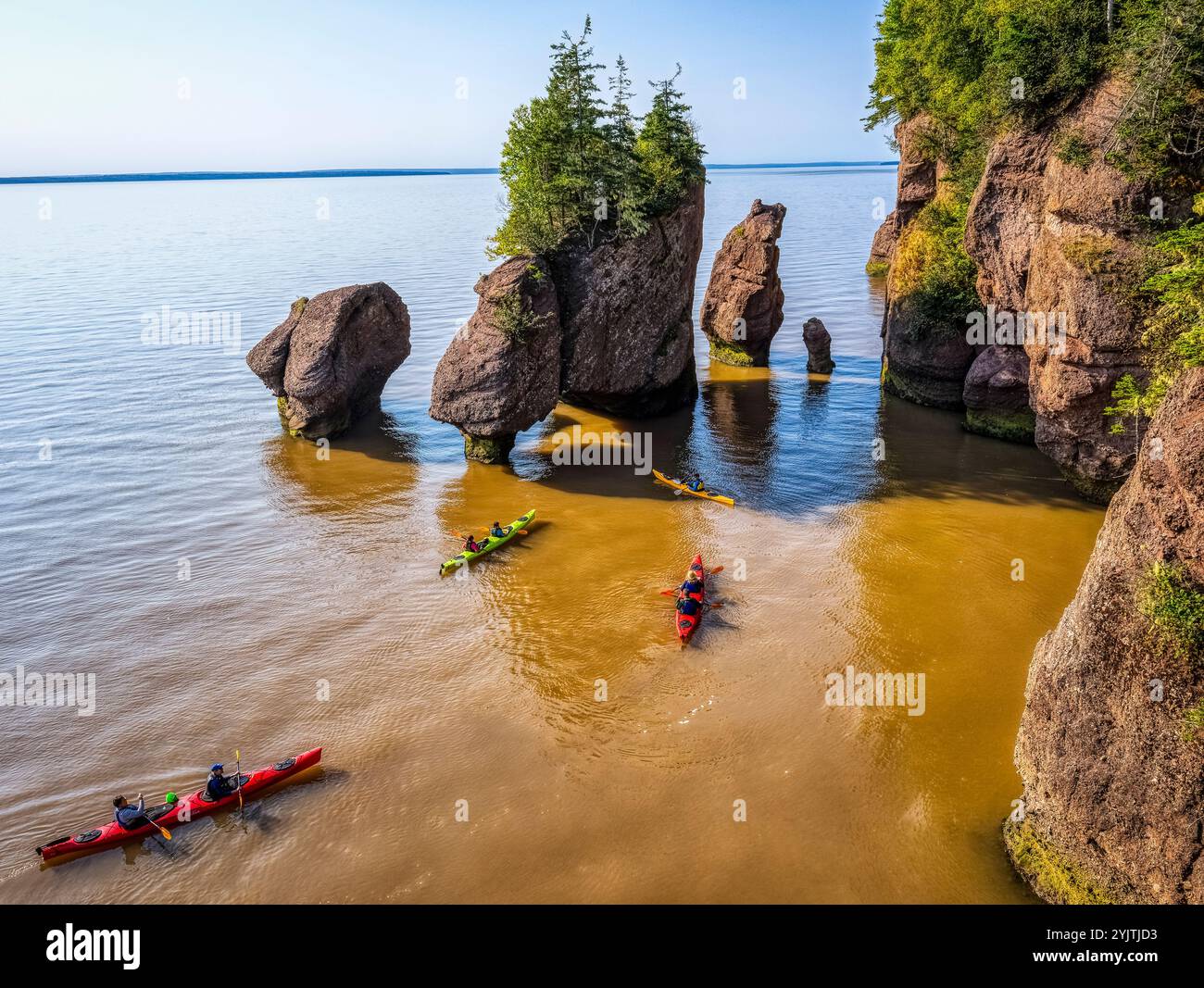 Kajakfahrer bei Flut und Flut in der Bay of Fundy in der Staircase Cove im Hopewell Rocks Provincial Park in New Brunswick Kanada Stockfoto