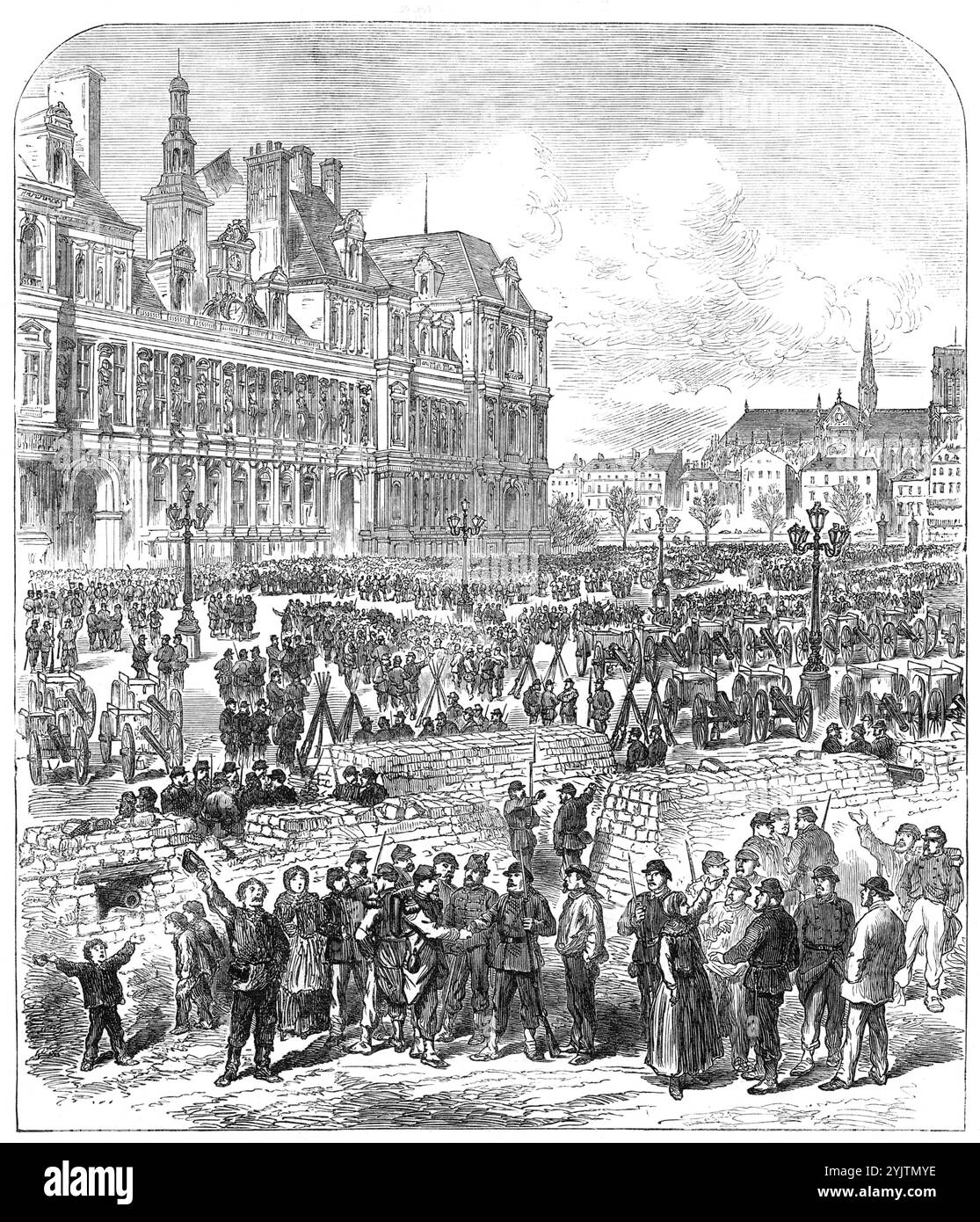 Der Bürgerkrieg in Paris: Barrikaden vor dem Hotel de Ville, 1871. Tausende bewaffneter Nationalgardisten in halb militärischer, halb ziviler Kleidung, viele von ihnen unhöflich, schäbig und schmutzig, drängten den ganzen Tag auf dem Place de l'Hotel de Ville, vermischt mit Garibaldianischen Freiwilligen oder Francs-Tireurs, Gardes Mobiles, Soldaten der Linie, die ihre Regimentsstandards verlassen hatten, Zouaves und Artilleristen. Eine Reihe neuer Messingkanonen... die sich über den Ort erstrecken. Es gab siebzig oder achtzig dieser Waffen. Die Männer hatten ihre Gewehrkränze oder Musketen auf dem Boden in militärischer Weise gestapelt. Der Ansatz Stockfoto