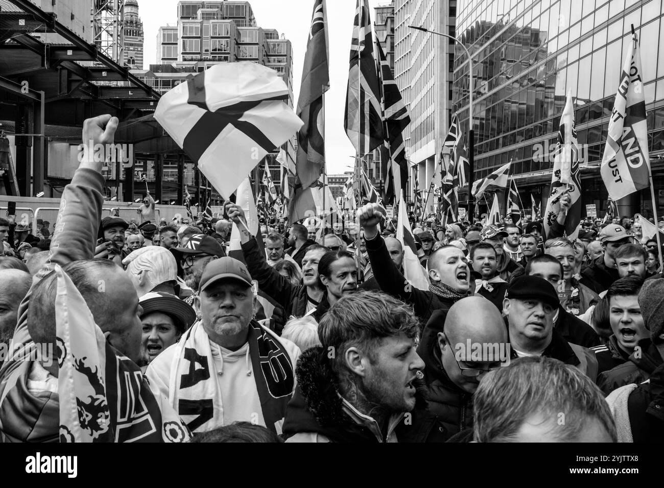 Zehntausende Briten marschieren in Einer vom Aktivisten Tommy Robinson organisierten „Unite the Kingdom“-Rallye durch Zentral-London. Stockfoto