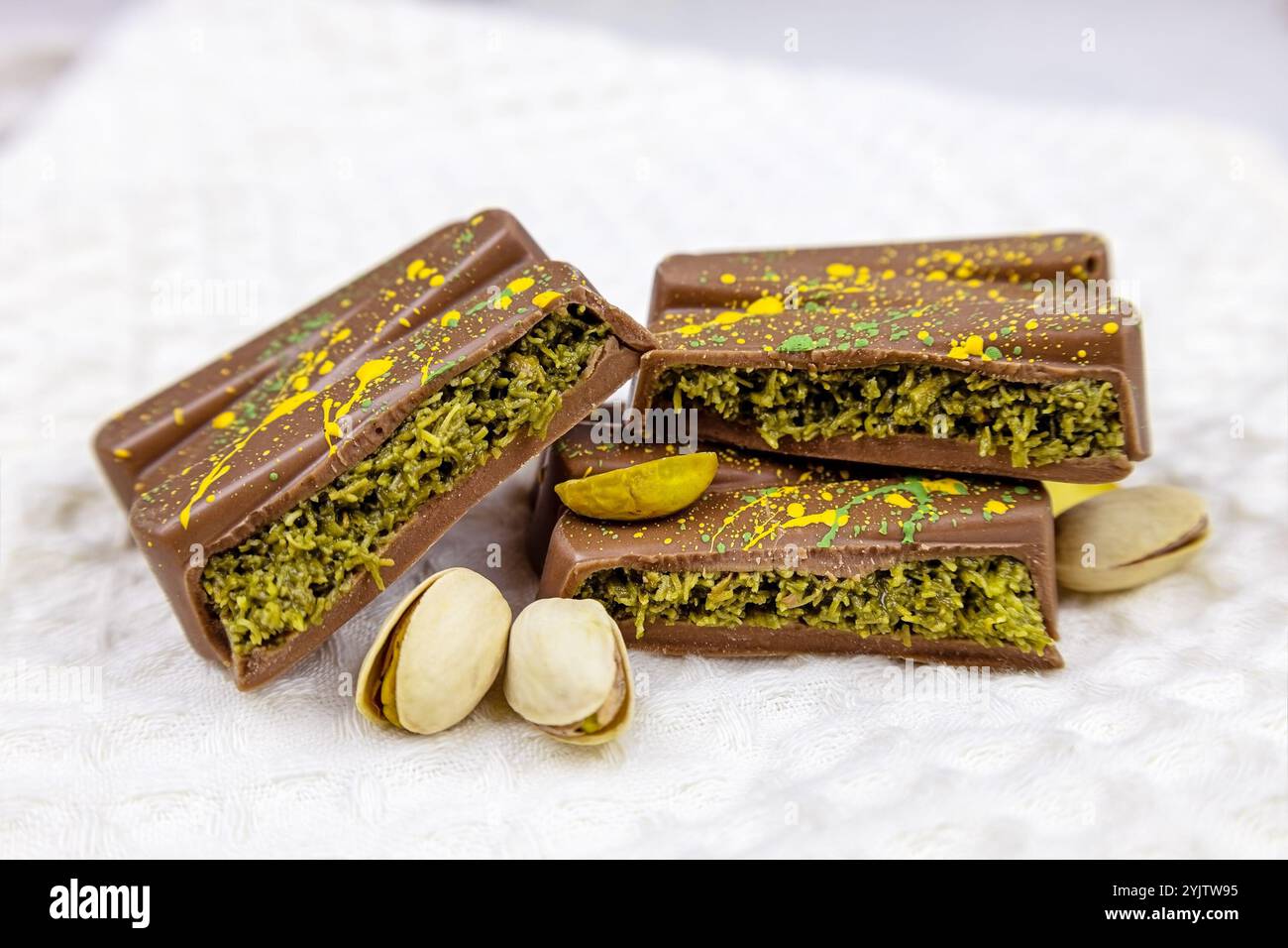 Dubai Chocolate Bar mit grünem Kadayif und Pistazien-Aufstrich mit Pistazien-Nüssen aus nächster Nähe Stockfoto