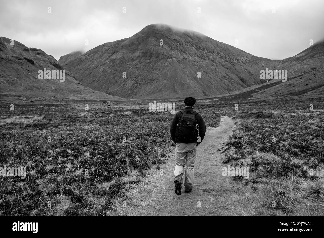 Ein junger Mann wandert durch die Cuillin Hiills/Mountains auf dem Sligachan zum Elgol Walk, Isle of Skye, Schottland, Großbritannien. Stockfoto