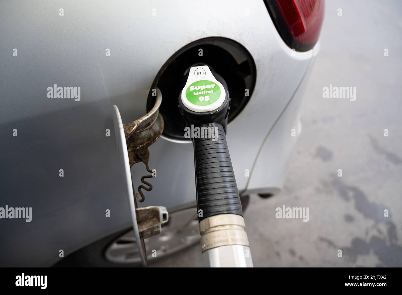 Benzinspender zum Nachfüllen von Benzin in das Auto, Tankstelle mit Benzin- und Dieselpumpendüsen, Kostensteigerung Stockfoto