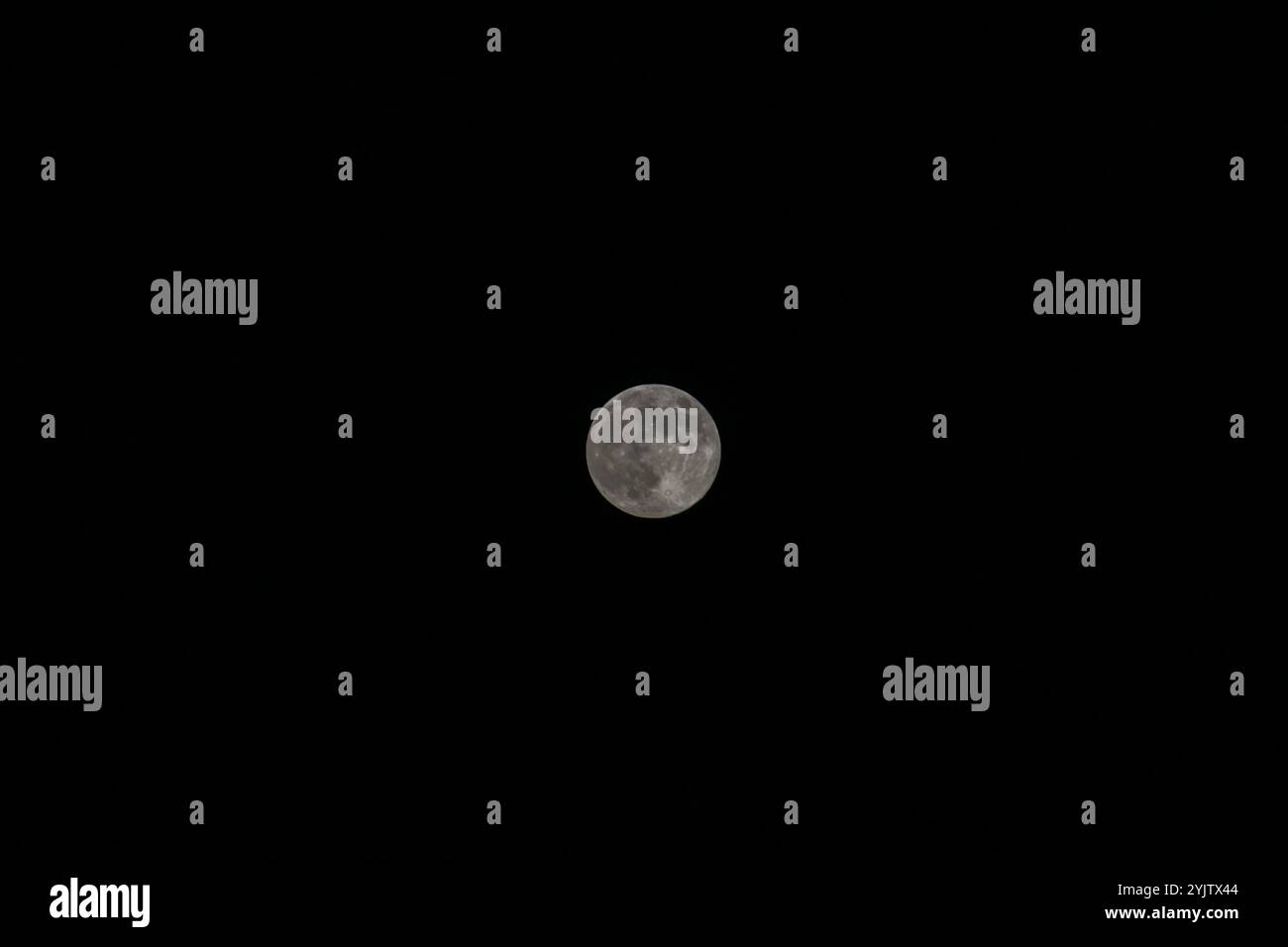 Noreña, Spanien, 15. November 2024: Der Vollmond oder sogenannter Bibermond während des elften Vollmondes 2024, genannt Bibermond, am 15. November 2024 in Noreña, Spanien. Quelle: Alberto Brevers / Alamy Live News. Stockfoto