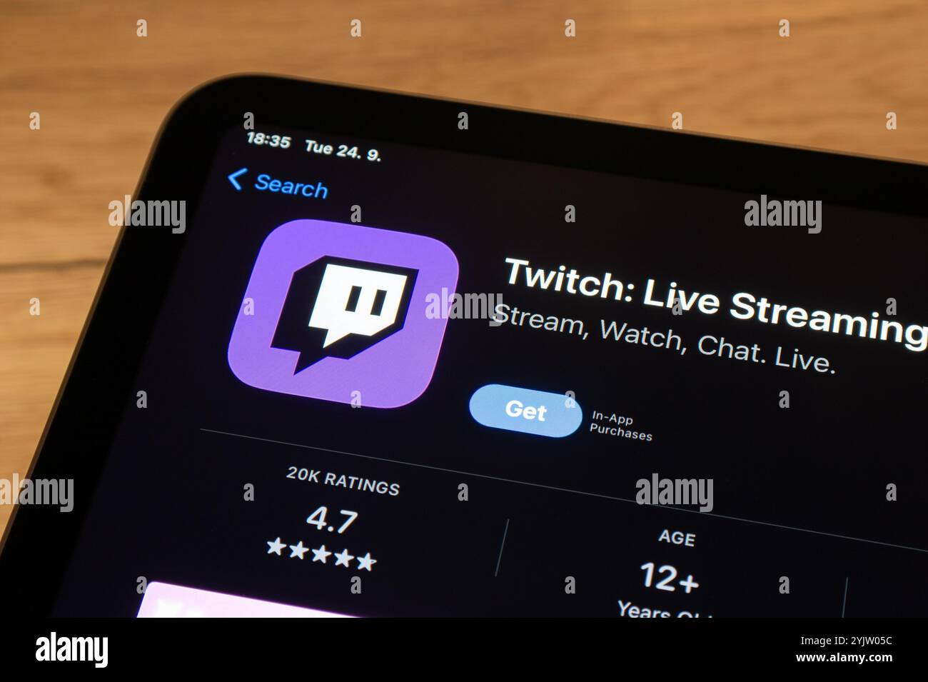 OSTRAVA, TSCHECHIEN – 24. SEPTEMBER 2024: App Store mit Twitch Group Chat und Stream-Anwendung wird installiert Stockfoto
