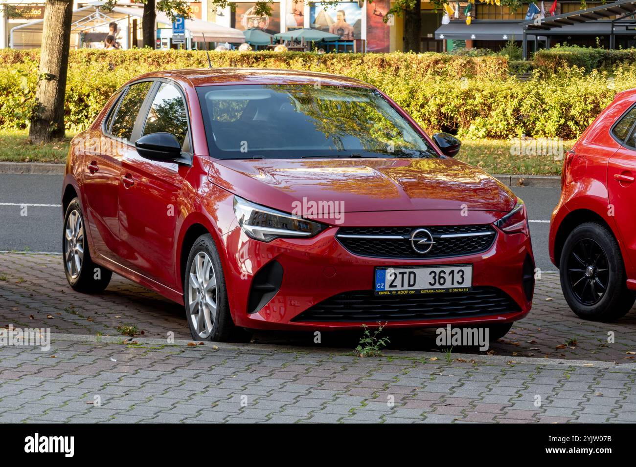 OSTRAVA, TSCHECHIEN - 29. SEPTEMBER 2023: Opel Corsa F kleiner Fließheck parkt auf der Straße, Dreiviertelansicht vorne Stockfoto