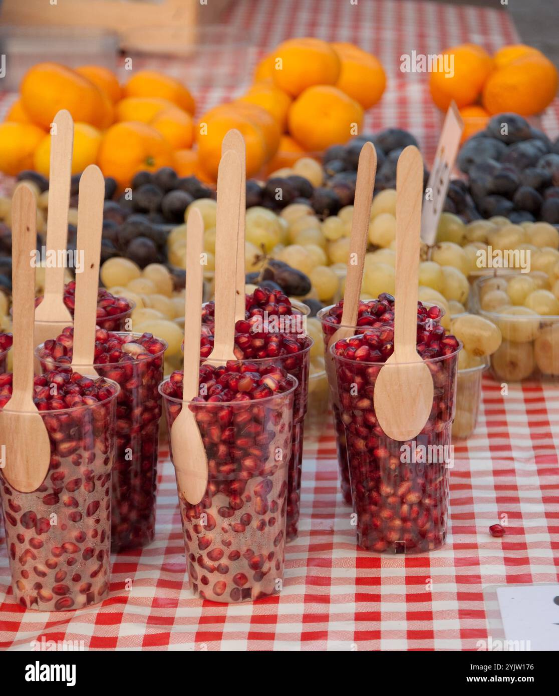 Obststand, Markt, Gunduliceva poljana, Altstadt, Dubrovnik, Dalmatien, Kroatien, Europa. Direkt in der Altstadt von Dubrovnik, hinter der Kirche St. Blais Stockfoto